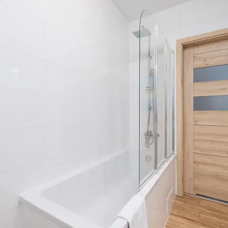 Apartment Klimatyzowany Apartament Dla 4 Osob Z Parkingiem W Wieliczce By Renters